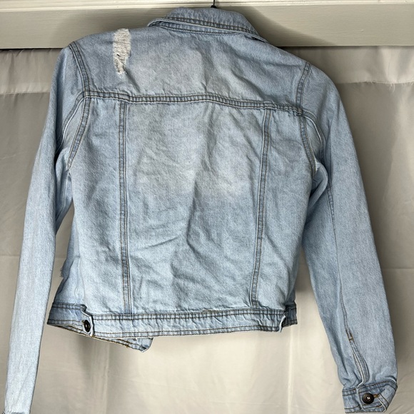 Distressed jeans jacket perfect for layering ! - Picture 2 of 2